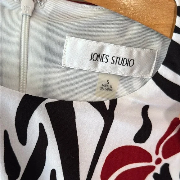 Jones Studio Floral Sleeveless Dress - Black, White, and Maroon - Picture 5 of 14